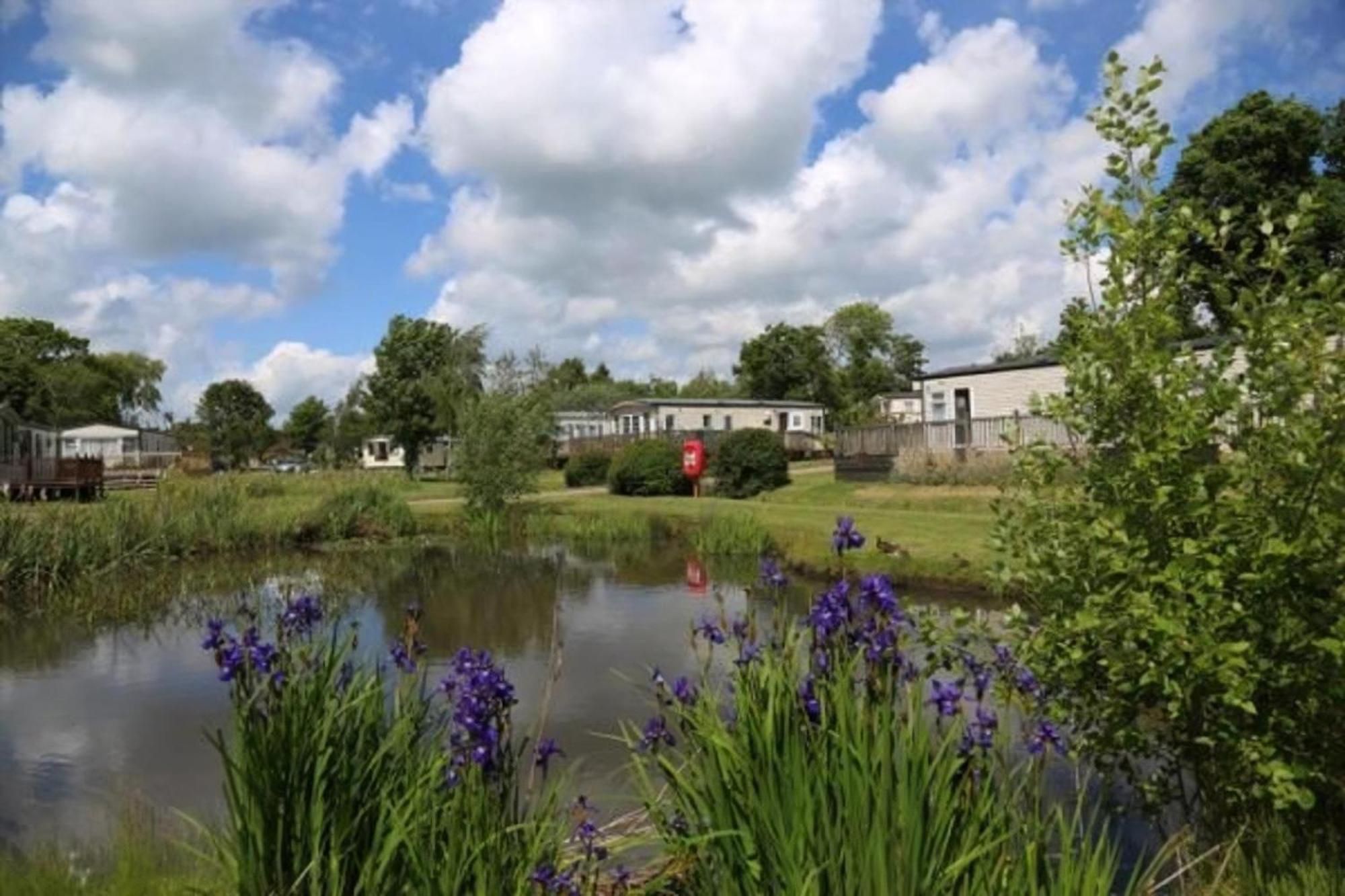 Beautiful Caravan With Decking At Carlton Meres Holiday Park, Suffolk Ref 60022M Saxmundham Eksteriør billede